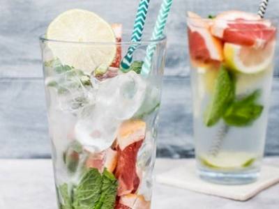 Un été sous le soleil, la détox au zénith avec nos idées de boisson ! Un été sous le soleil, la détox au zénith avec nos idées de boisson !